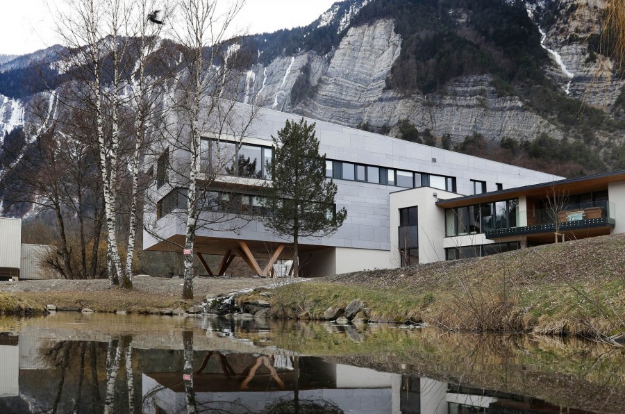 Das Verwaltungsgebäude in der Alpenkulisse