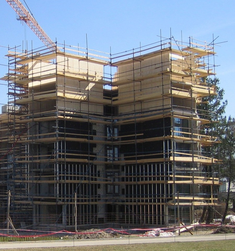 Das Gebäude ist um zwei Geschosse gewachsen