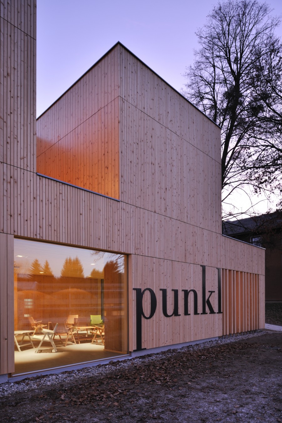 Pogled na zunanjost ponoči